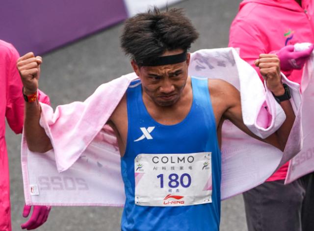 星空体育app下载-马拉松花游攀岩迎破局时刻 中国体育吹响复苏号角